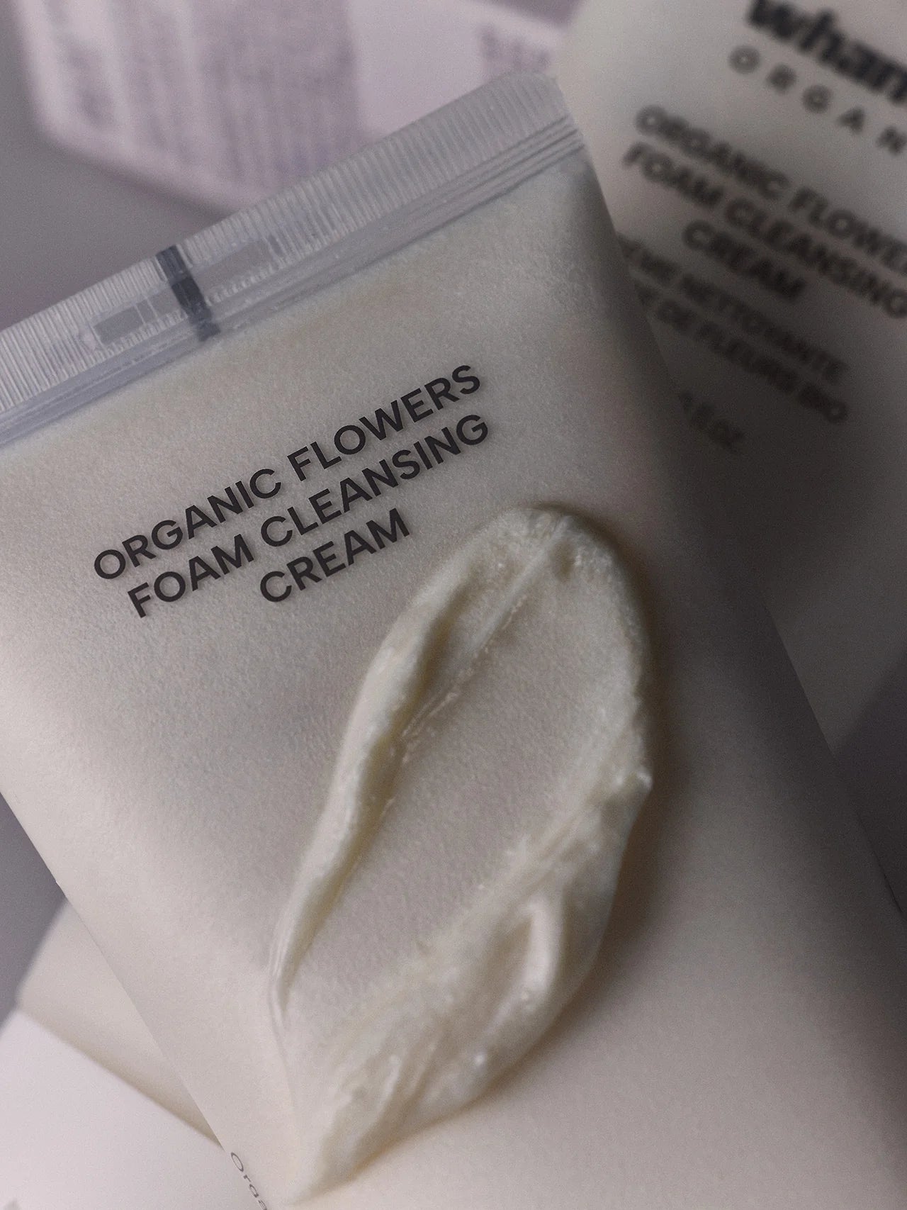 Cremă spumantă de curățare cu flori organice fermentate