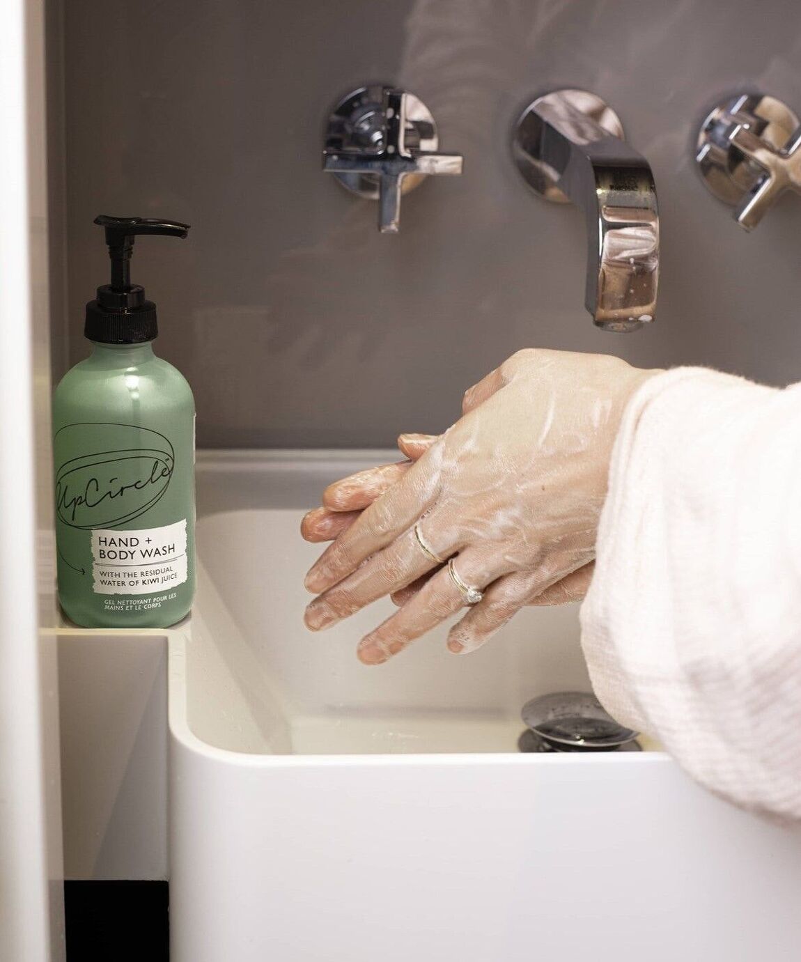 Săpun natural vegan cu apă de kiwi